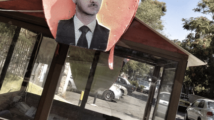 Un portrait de Bachar Al-Assad au check-point d'un carrefour de Damas, en Syrie, en septembre 2013. (ALEX GOHARI / FRANCE 3)