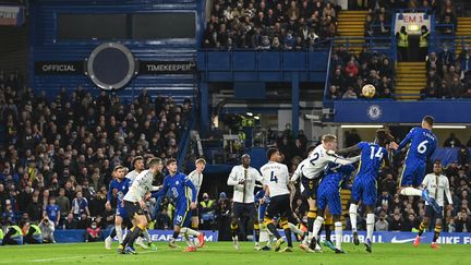 Lors de la rencontre de Premier League opposant Chelsea à Everton, un chant homophobe a été entonné par les fans des Toffees, le 16 décembre 2021 à Stamford Bridge. (JUSTIN TALLIS / AFP)