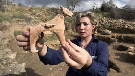 Une figurine d'argile, datant du 9e ou 10e siècle avant J.-C., dans les mains de l'archéologue Anna Ririkh, à Tel Motza, près de Jérusalem (26 décembre 2012)
 (Menahem Kahana / AFP)