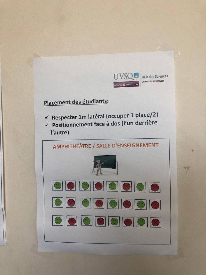 Dans l'amphithéâtre du campus des sciences de l'Université Versailles-Saint-Quentin-en-Yvelines, une place sur deux est condamnée. (ALEXIS MOREL / FRANCE-INFO)