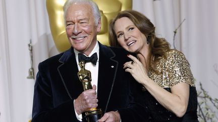 Christophe Plummer, aux côtés de l'actrice Melissa Leo, tient son Oscar du meilleur second rôle, le 26 février 2012, à Los Angeles (Etats-Unis). (JOEL RYAN/AP/SIPA)