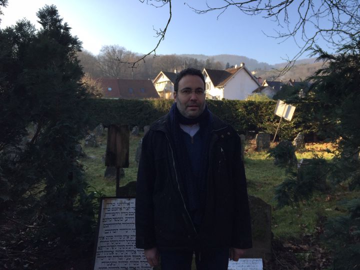 Lionel Godmet, professeur de religion au collège et "veilleur de mémoire" à Jungholtz (Haut-Rhin). (LAURINE BENJEBRIA/RADIO FRANCE)