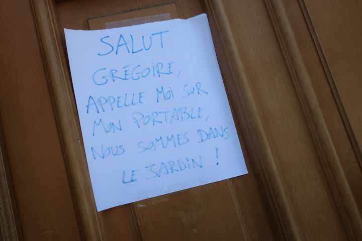 Un petit mot laissé au libraire Grégoire Orsingher, qui livre ses clients pendant le confinement, 23 avril 2020 (Laurence Houot / FRANCEINFO CULTURE)