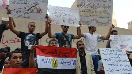 Des manifestants &eacute;gyptiens brandissent des pancartes &agrave; proximit&eacute; de l'ambassade des Etats-Unis, au Caire (Egypte), le 12 septembre 2012.&nbsp; (KHALED DESOUKI / AFP)