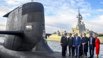 Le président français Emmanuel Macron et l'ancien Premier ministre australien Malcolm Turnbull sur le pont d'un sous-marin exploité par la Royal Australian Navy, le 2 Mai 2018. (BRENDAN ESPOSITO / POOL)