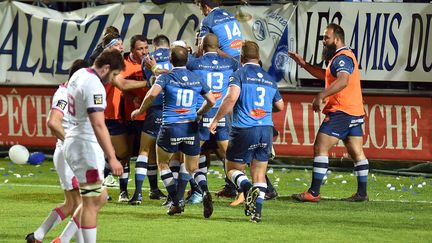 La joie des Castrais, vainqueurs du Stade Français lors du match reporté (REMY GABALDA / AFP)