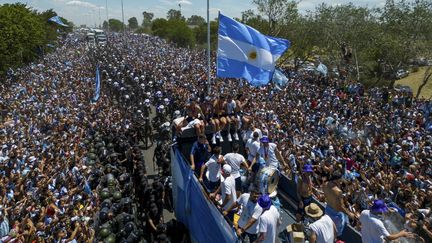 L’Argentine attendait cela depuis 1986. En décrochant la troisième Coupe du monde de son histoire, l’Albiceleste fait chavirer son peuple, réuni par millions dans les rues de Buenos Aires, le 20 décembre, pour accueillir ses héros. C’est à se demander si Lionel Messi n’a pas dépassé Diego Maradona dans les cœurs argentins. (TOMAS CUESTA / AFP)