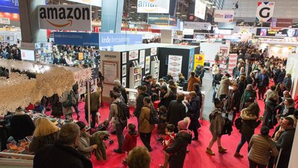 Le stand Amazon au Salon du livre de Paris, le 18 mars 2018. (SERGE TENANI / CROWDSPARK)