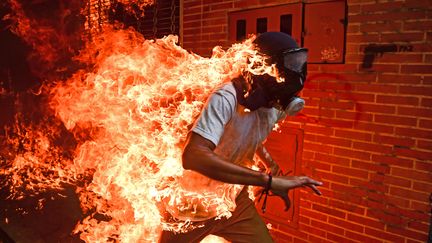 Un manifestant vénézuélien enflammé dans des affrontements avec la police, à Caracas (Venezuela), le 3 mai 2017. (RONALDO SCHEMIDT / AFP)