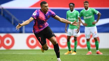 Kylian Mbappé est l'auteur d'un doublé face à Saint-Etienne, ce dimanche 18 avril, au Parc des Princes. (FRANCK FIFE / AFP)