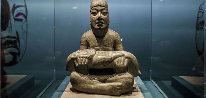 Le "Señor de las Limas" (Museo de Antropologia de Xalapa, Mexique), exposé au musée du Quai Branly dans l'exposition "Les Olmèques et cultures du golfe du Mexique" (CHRISTOPHE PETIT TESSON / EPA / Newscom / MaxPPP)