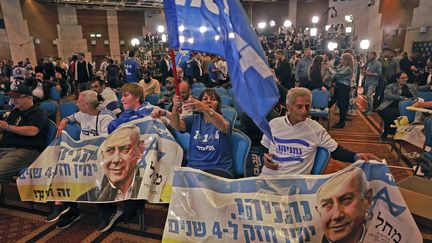 A Jérusalem, la joie des militants du Likoud, le parti de Benyamin Nétanyahou, donné vainqueur aux législatives, le 1er novembre 2022. (MENAHEM KAHANA / AFP)