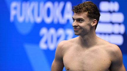 Léon Marchand, après avoir décroché le titre de champion du monde sur le 200m quatre nages, à Fukuoka, au Japon, le 27 juillet 2023. (XIA YIFANG / XINHUA)