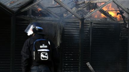 Selon la pr&eacute;fecture de Loire-Atlantique, la manifestation a r&eacute;uni "autour de 20 000 manifestants avec pr&egrave;s de 1 000 manifestants radicaux pr&ecirc;ts pour le combat qui n'ont pu &ecirc;tre contr&ocirc;l&eacute;s par les organisateurs". (JEAN-SEBASTIEN EVRARD / AFP)