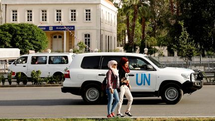 Un véhicule des Nations unies à Damas (Syrie), le 17 avril 2018. (OMAR SANADIKI / REUTERS)