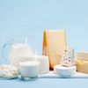 Divers produits laitiers : lait, yaourts, fromages, etc. Image d'illustration. (FOODCOLLECTION GESMBH / AFP)