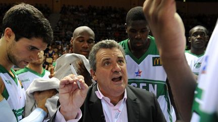 Pascal Donadieu et ses joueurs de la JSF Nanterre (JEAN-FRANCOIS MONIER / AFP)