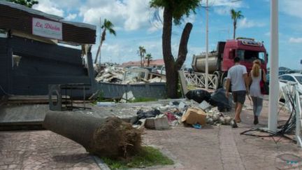 Une partie de la population de Saint-Martin bloque depuis près d'une semaine les principaux axes de l'île&nbsp;pour protester. (LA 1ERE)