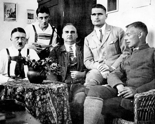 Adolf Hitler (à gauche) et son secrétaire Rudolf Hess (2e en partant de la gauche), avec d'autres camarades nazis, dans la prison de Landsberg en Bavière en 1924. D'où les costumes régionaux... (AFP - Berliner Verlag - Archiv)