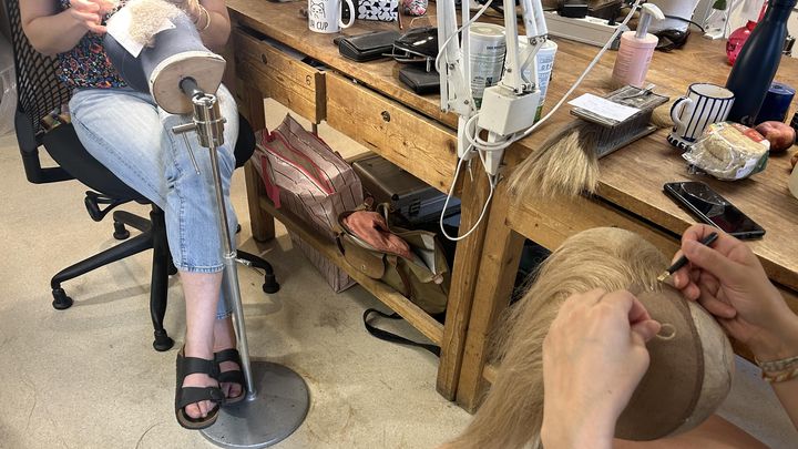 Des perruquières en pleine action dans l'atelier de l'Opéra national du Capitole, à Toulouse. (MURIELLE GIORDAN / RADIOFRANCE)