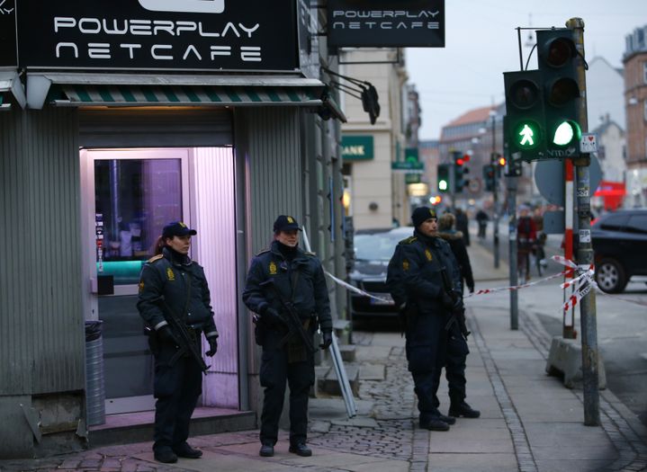 Des policiers se tiennent devant l'entr&eacute;e d'un cybercaf&eacute; de Copenhague, o&ugrave; deux personnes ont &eacute;t&eacute; arr&ecirc;t&eacute;es, le 15 f&eacute;vrier 2015, au lendemain de deux attentats qui ont co&ucirc;t&eacute; la vie &agrave; deux hommes. (LEONHARD FOEGER / REUTERS)