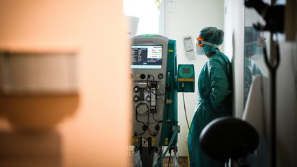 Une infirmière surveille un patient atteint du Covid-19 dans le service de réanimation au centre hospitalier de Nevers dans la&nbsp;Nièvre, jeudi 4 juin 2020 (photo d'illustration). (PIERRE DESTRADE / MAXPPP)