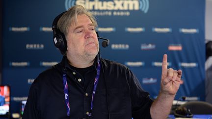 Steve&nbsp;Bannon répond aux auditeurs lors&nbsp;de l'émission "Breitbart News Daily", sur la radio&nbsp;SiriusXM Patriot, à Cleveland&nbsp;(Ohio, Etats-Unis), le 21 juillet 2016. (BEN JACKSON / GETTY IMAGES NORTH AMERICA / AFP)