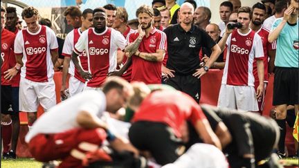 Un joueur de l'Ajax pris en charge après un malaise