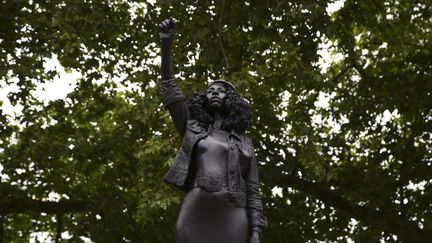 L'artiste Marc Quinn avait installé à Bristol (Royaume-Uni), mercredi 15 juillet 2020,&nbsp;une statue à l'effigie de Jen Reid, une figure locale du mouvement "Black Lives Matter". (GEOFF CADDICK / AFP)