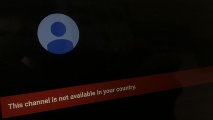 Un message annonce que la chaîne Youtube de RT&nbsp;est indisponible en Europe, le 1er mars 2022. (EYEPRESS NEWS / AFP)