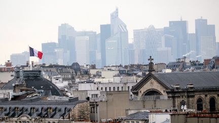 Un quartier de Paris, avec au fond celui de La Défense. (BRUNO LEVESQUE / MAXPPP)