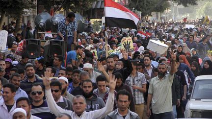 Des partisans de l'ancien pr&eacute;sident Mohamed Morsi manifestent dans les rues du Caire (Egypte), vendredi 28 mars 2014. (AL YOUM AL SAABI / REUTERS)