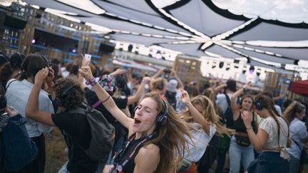 Premier jour des Solidays 2022 a l'hippodrome de Longchamps a Paris. Des festivaliers dansent sur la scene boom box où la musique est diffusée dans des casques.&nbsp; (BENOIT DURAND / HANS LUCAS)