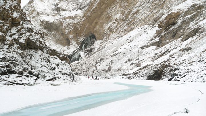 Le difficile accès au Zanskar, le long du fleuve gelé (Caroline Riegel)