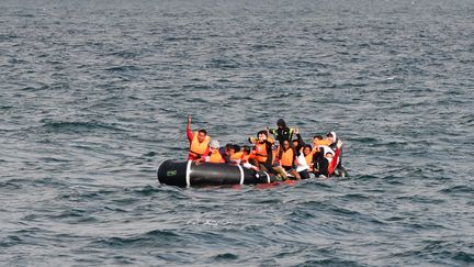 Un bateau de migrants au large des côtes françaises, le 12 août 2021. (LUDOVIC CALOIN/MAXPPP)