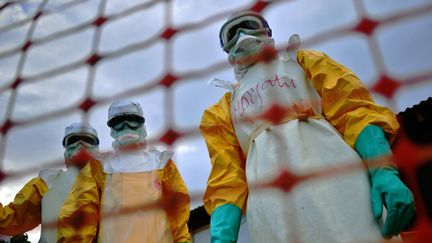 Du personnel médical de Médecins sans frontières à&nbsp;Kailahun, en Sierra Leone, en août 2014. (CARL DE SOUZA / AFP)