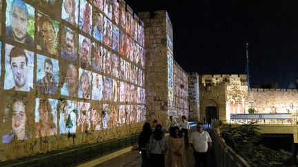 Les images d'otages du Hamas sont projetées sur les murs de la vieille ville de Jérusalem, en Israël, le 6 novembre 2023. (FAIZ ABU RMELEH / MIDDLE EAST IMAGES)