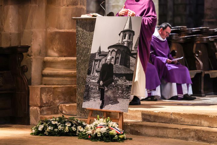 Un portrait de Pierre Soulages exposé pendant la messe en son hommage, le 4 novembre 2022 à Conques (Aveyron) (CHARLY TRIBALLEAU / AFP)