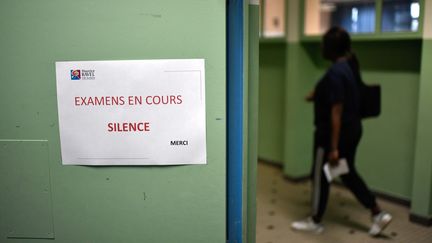 Une lycéenne passe dans un couloir pendant les épreuves du baccalauréat au lycée Maurice-Ravel de Paris, le 18 juin 2018. (STEPHANE DE SAKUTIN / AFP)