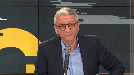 Jean-François Achilli présente les informés de franceinfo. (FRANCEINFO / RADIOFRANCE)