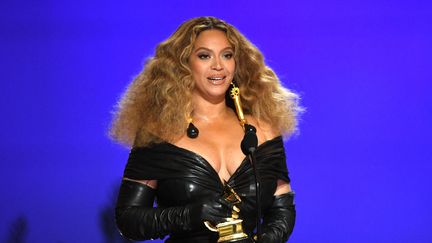 La chanteuse Beyoncé sur la scène des 63e Grammy Awards, le 14 mars 2021 à Los Angeles (Etats-Unis). (KEVIN WINTER / GETTY IMAGES NORTH AMERICA / AFP)