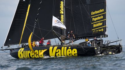 Photo prise de l'Imoca Bureau Vallée, lors du Défi Azimut, en septembre 2021 à Lorient. (NICOLAS PEHE / DPPI / AFP)