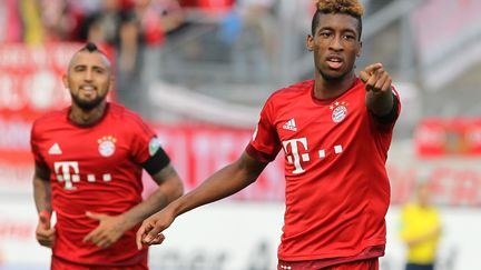 Kingsley Coman et Arturo Vidal (Bayern Munich) (DANIEL ROLAND / AFP)