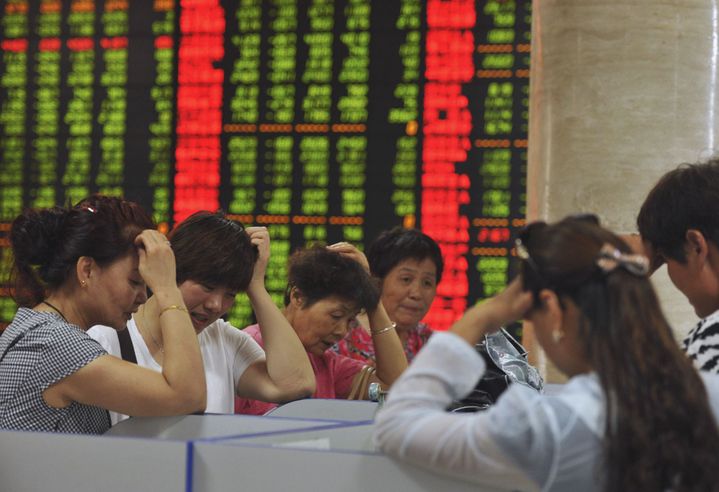 Petits porteurs après la chute des bourses chinoises. Juillet 2015 (Reuters/ Stringer network)