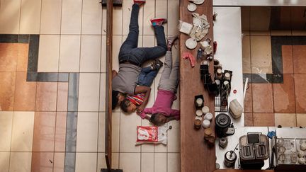 Deuxi&egrave;me pris cat&eacute;gorie "Spot d'actualit&eacute;s" : Une femme et deux enfants se cachent dans le centre commercial Westgate &agrave; Nairobi (Kenya), le 21 septembre 2013. Un homme arm&eacute; a fait feu tuant 39 personnes. (TYLER HICKS / THE NEW YORK TIMES)