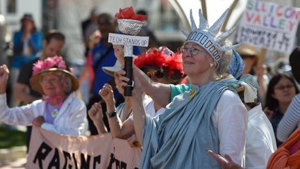 Une manifestante participe à un rassemblement "Tech Stands Up", contre le président Donald Trump, à Palo Alto, en Californie, le 14 mars 2017. (JOSH EDELSON / AFP)