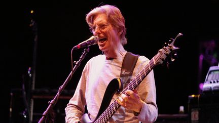 Phil Lesh sur scène, le 28 avril 2009 à East Rutherford, New Jersey (CORY SCHWARTZ / GETTY IMAGES NORTH AMERICA/AFP)