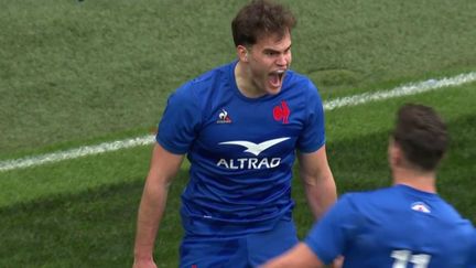 Les Bleus n’attendent pas longtemps pour réagir en Irlande. En contre-attaque, Damian Penaud perce le premier rideau puis Anthony Jelonch le relaie avant de redonner au premier qui s’offre un sprint final décisif. La France prend l’avantage 13-7 après la transformation de Thomas Ramos.