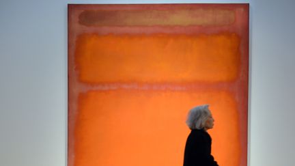 "Orange, Red,&nbsp;Yellow", la&nbsp;toile du peintre expressionniste abstrait am&eacute;ricain Mark Rothko a &eacute;t&eacute; vendue aux ench&egrave;res 86,9 millions de dollars (67 millions d'euros) le 8 mai 2012 &agrave; New York (Etats-Unis). (STAN HONDA / AFP)