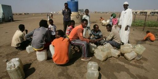 Du personnel intervient sur un équipement pétrolier du complexe de Heglig, dans une région contestée entre le Nord et le Sud-Soudan.  (AFP)